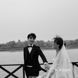 从美学和概念上探索了舞台摄影和纪实摄影之间的界限