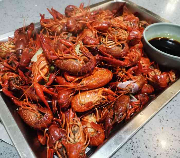 打分 70 /人 「白灼龙虾三送一」还阔以 吃个小龙虾 烧烤 随便吃吃吧