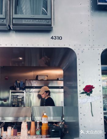 这里的店充满了玫瑰，浪漫至极