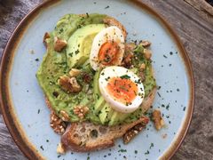 牛油果煮蛋吐司-RAC BAR(安福路店)