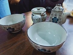餐具摆设-内蒙焖面大盆骨餐馆(山大路店)