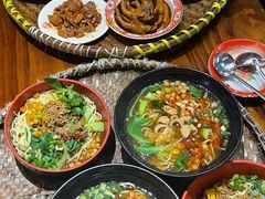 -爆炸头阿姨小四川正宗川味小吃(无任何分店)