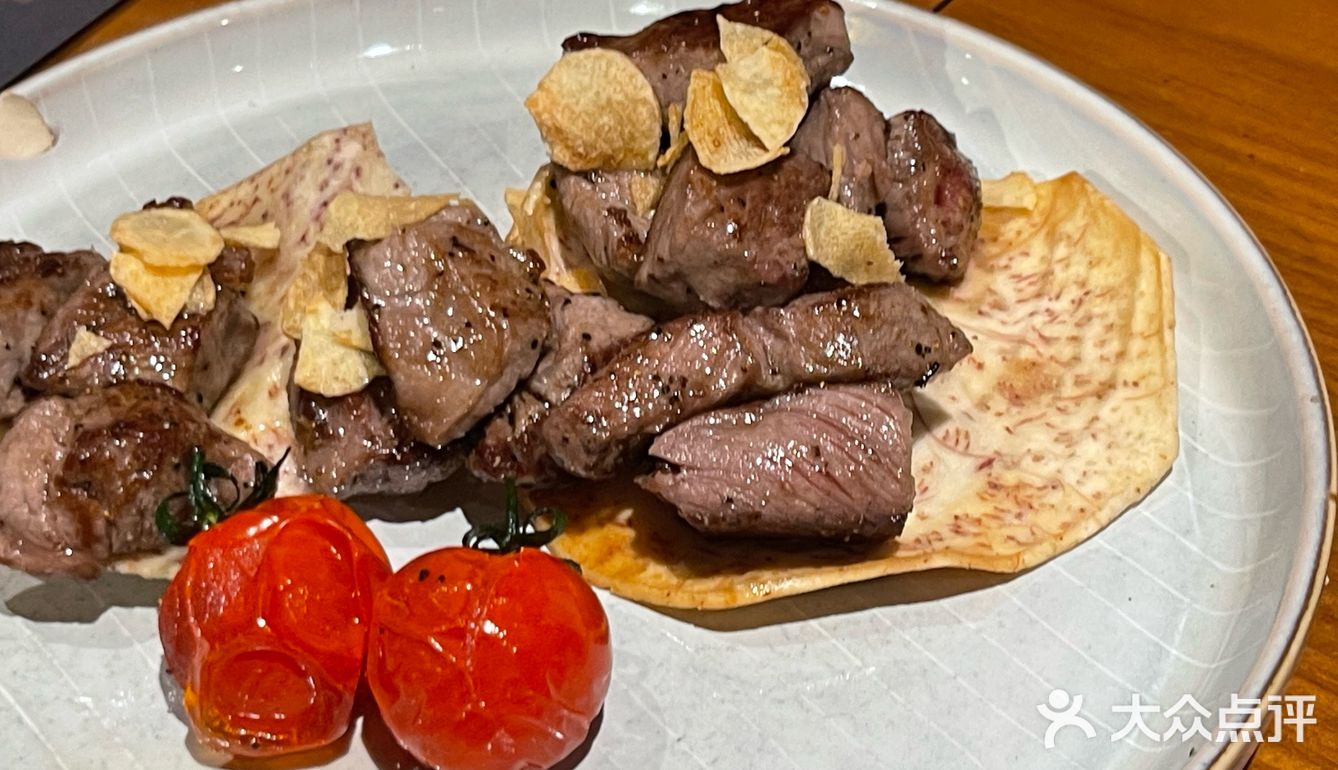 同事生日选择来这家日料餐厅，我们坐了包间，私密性很好