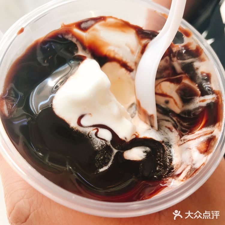 是用一个小椰子壳作为杯子冰淇淋也是浓浓的椰子香甜