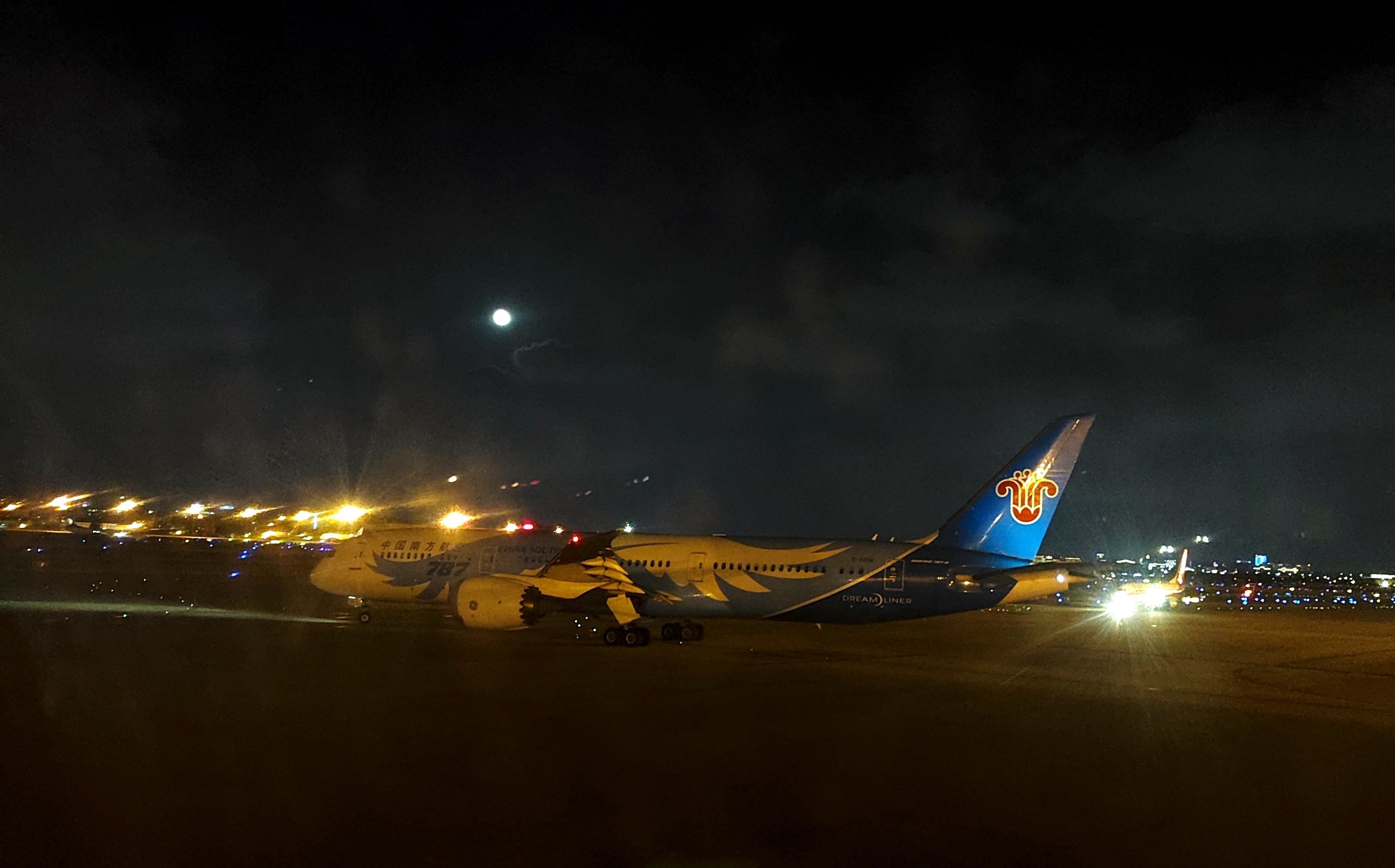 月圆之夜 ,787"梦想之翼"正在起飞