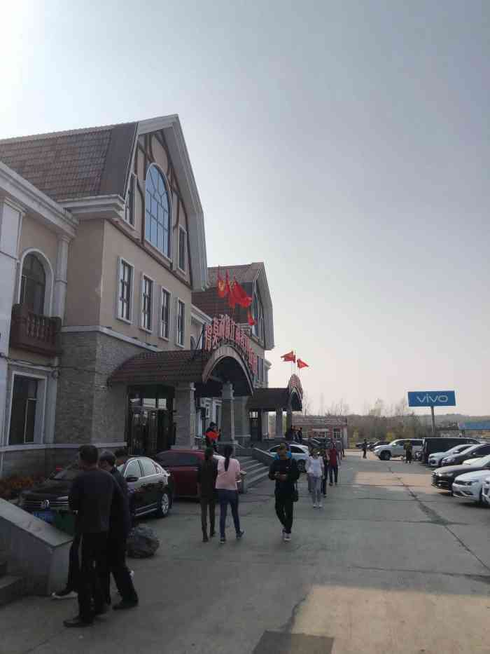 得莫利服务区停车场-"长途车去黑龙江西面几乎是必经之路了,中途.