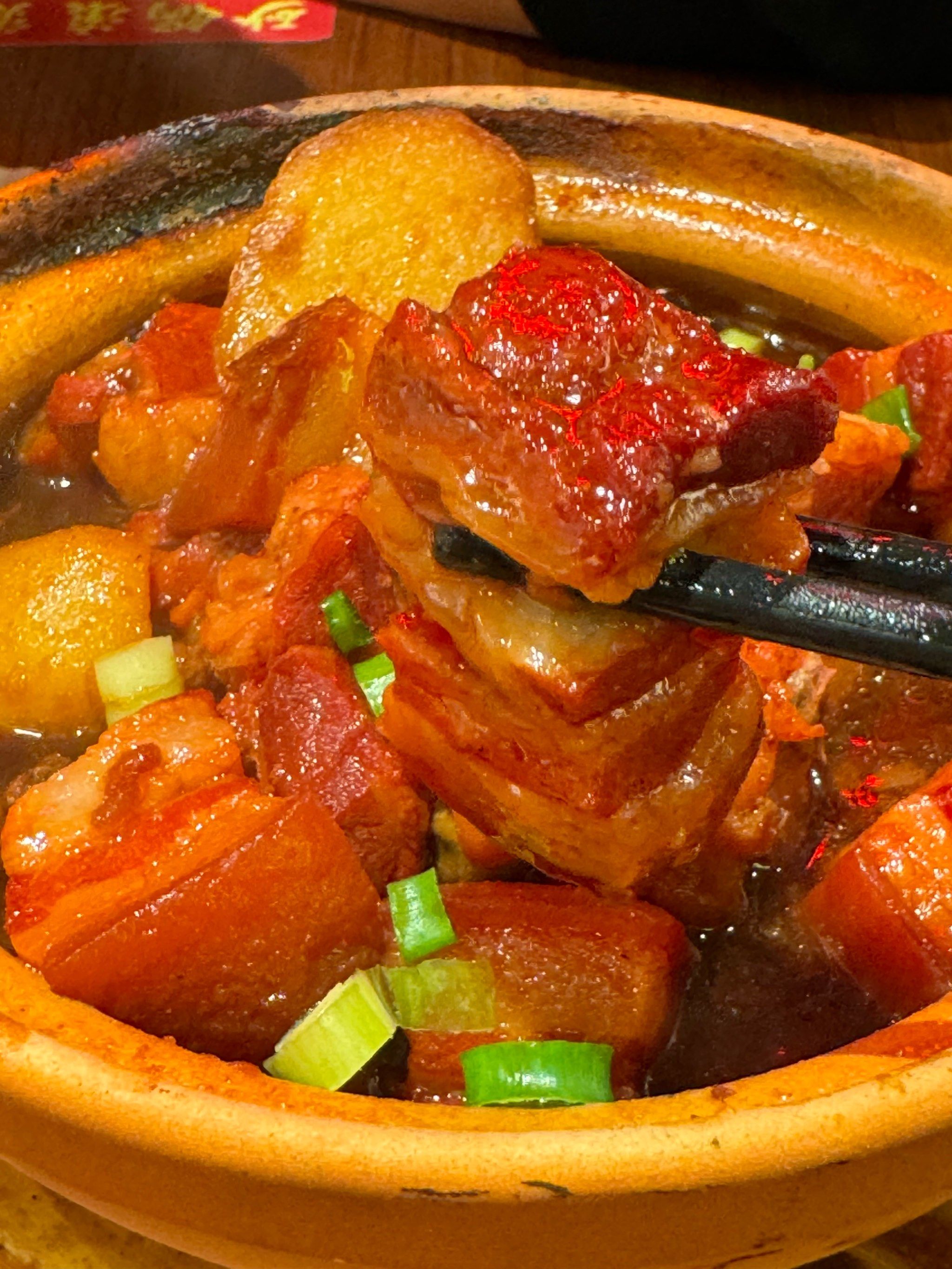 锅红烧肉
味道还不错甜口的
朋友点了一份砂锅鸡爪个人感觉一般
