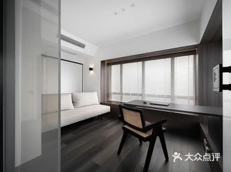 书房内部，原本三面都是飘窗，但考虑到实用性