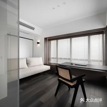 书房内部，原本三面都是飘窗，但考虑到实用性