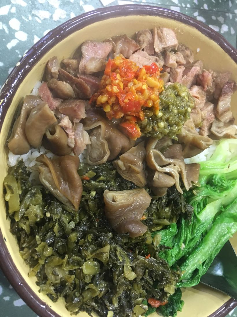 剁椒双拼肥肠猪脚饭