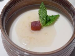 自制酸奶配蜂巢蜜-四季民福烤鸭店(外滩外白渡桥店)