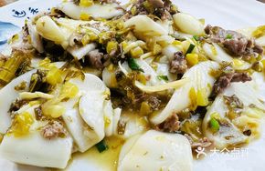 Salted Vegetable and Bamboo Shoot Stir-Fry with Beef and Rice Noodles