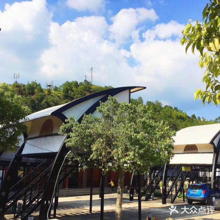 土楼景区旁边的帐篷房车露营地