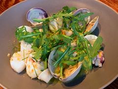 温热海鲜沙拉配牛油果-Mercato莫卡多露台餐厅与酒吧(K11店)