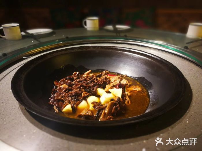 山里屯铁锅炖小鸡炖蘑菇图片