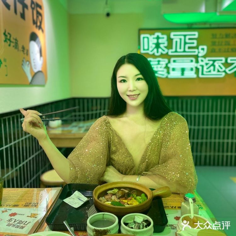 ·煲仔饭菜比饭多,吃起来才过瘾!