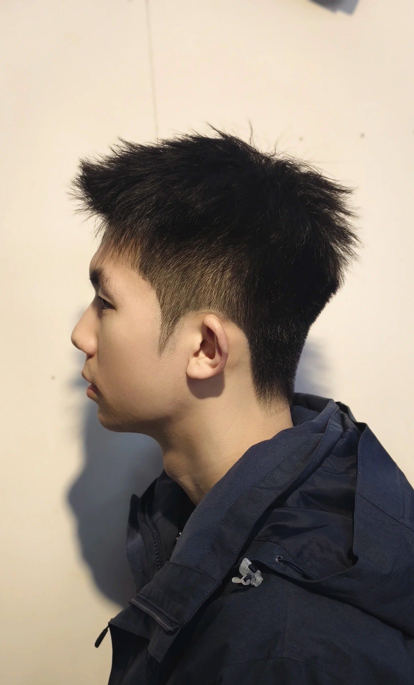 n美式街头风短前刺
这种发型会给