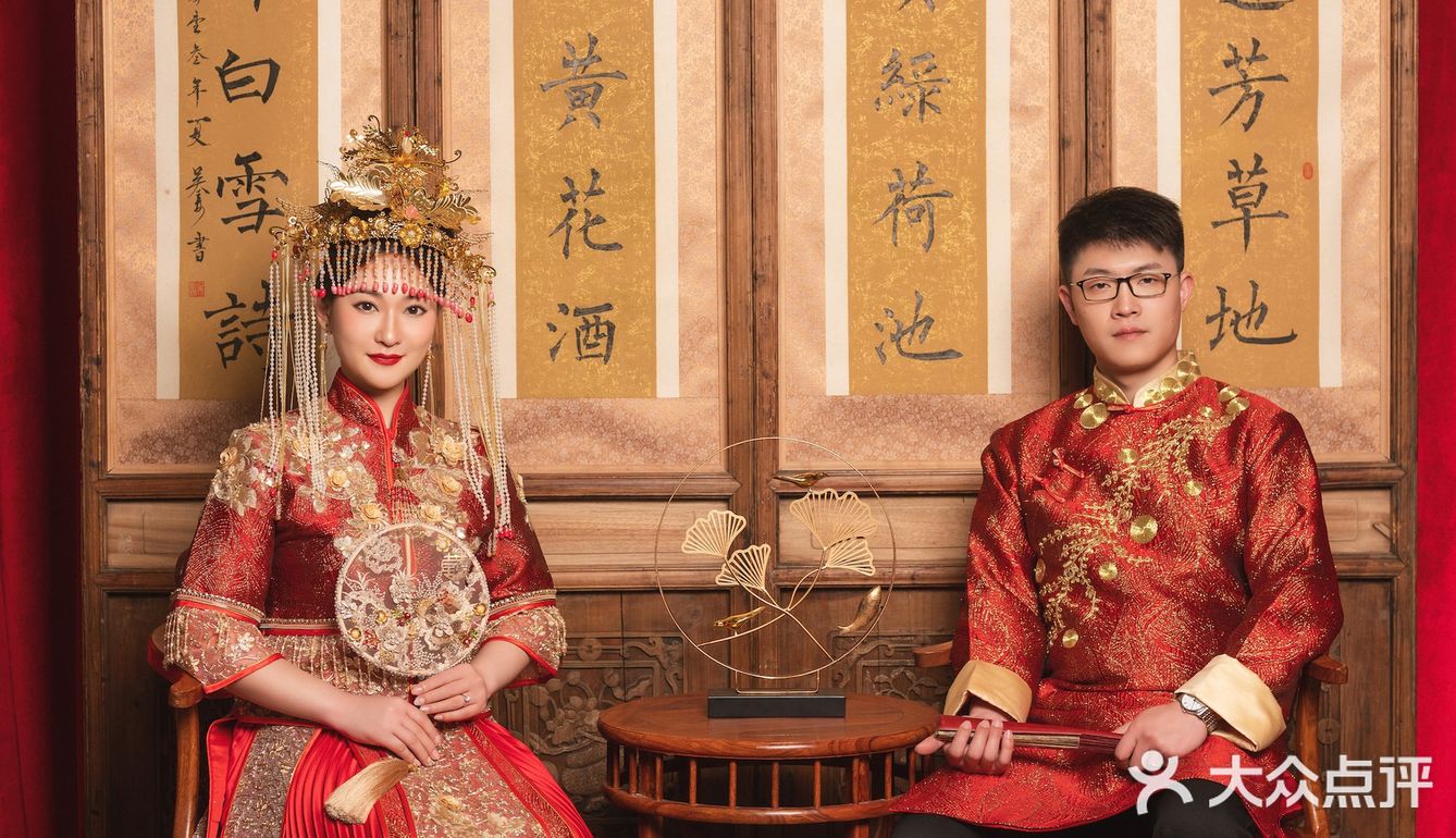 他喜欢她，从第一次见面就一见钟情，默默为她做了许多