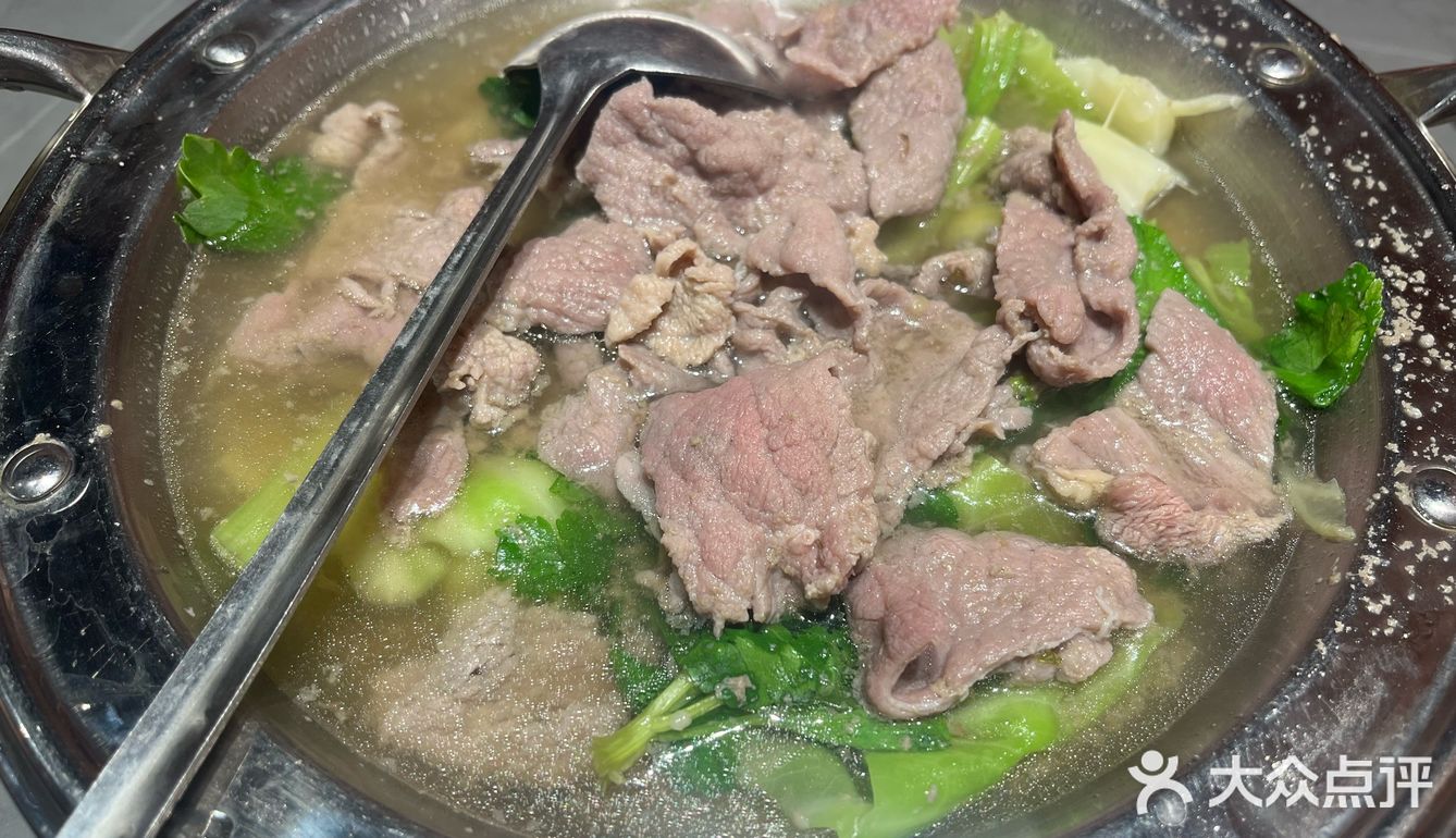 西湖边拥挤的跷脚牛肉馆子