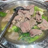 西湖边拥挤的跷脚牛肉馆子