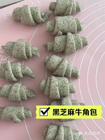 一岁宝宝辅食黑芝麻牛角包