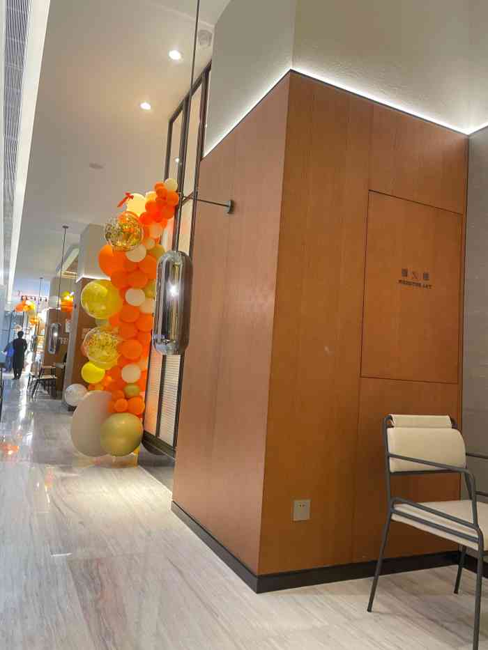 鲜鲜坊(国际大厦店)-"鲜鲜坊的面包店 ,庄里的老字号店 ,真是.