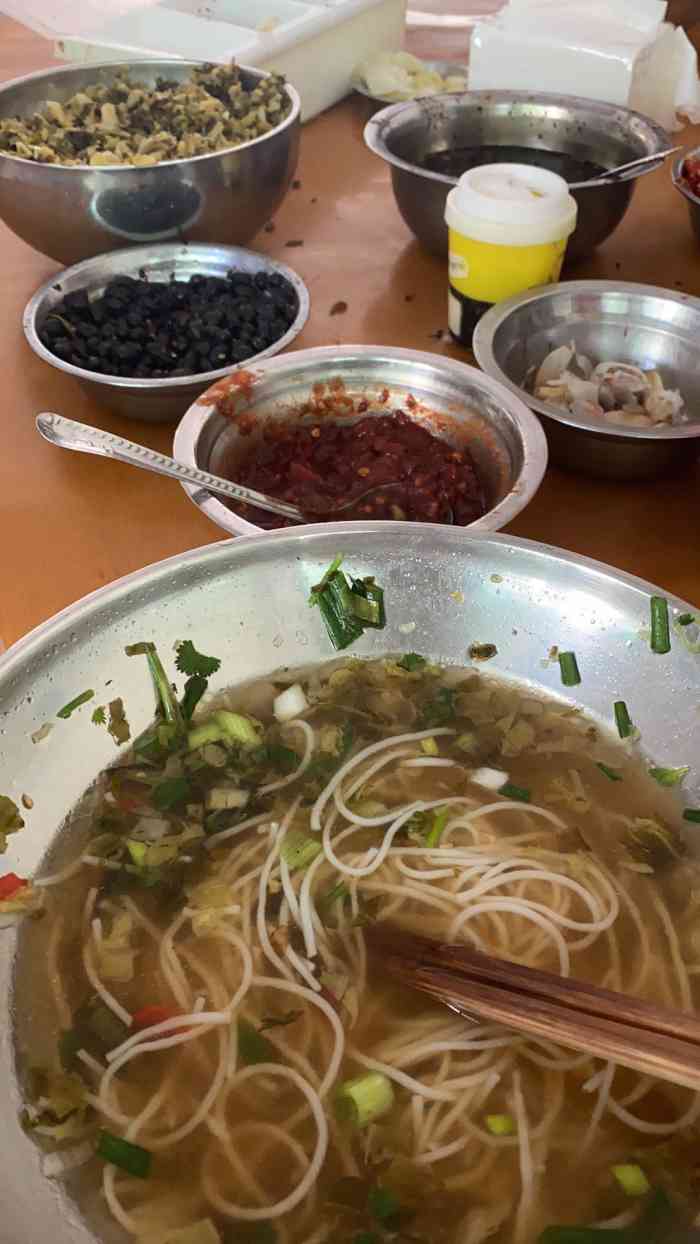 胡记牛杂粉-"西昌酒店附近的粉店,一看就是多年的老店.