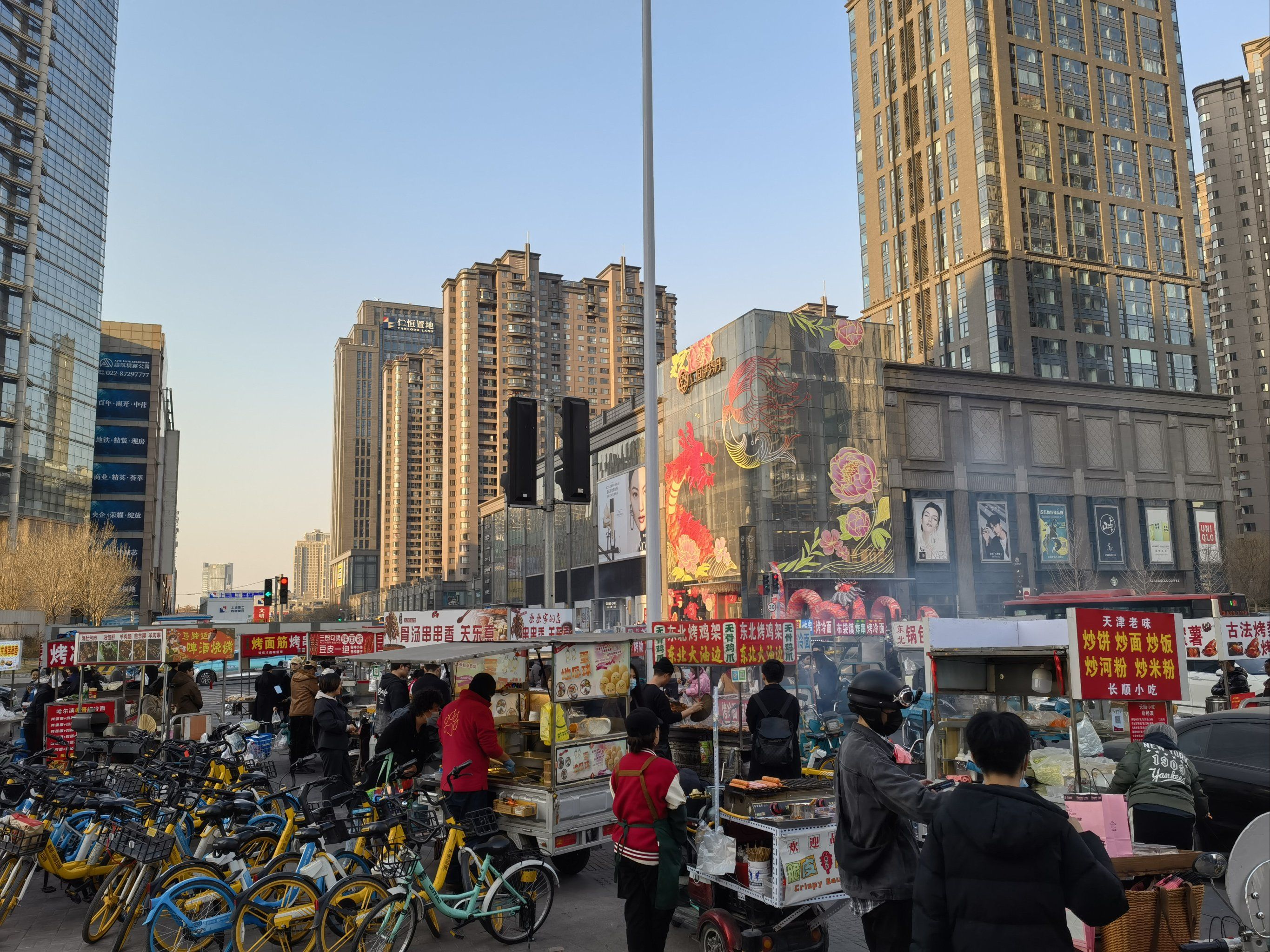 新形成的路边摊夜市|东南角b2出口小吃聚集地