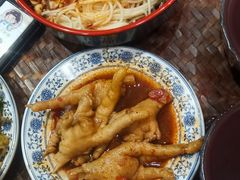 -爆炸头阿姨小四川正宗川味小吃(无任何分店)