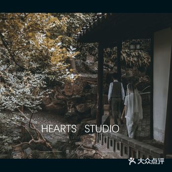 在苏州婚纱照中或立或坐，都别有情调