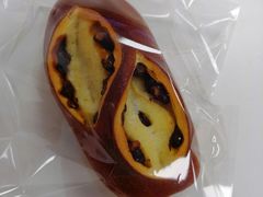 红豆碱水面包-天井·丑面包搭咖啡