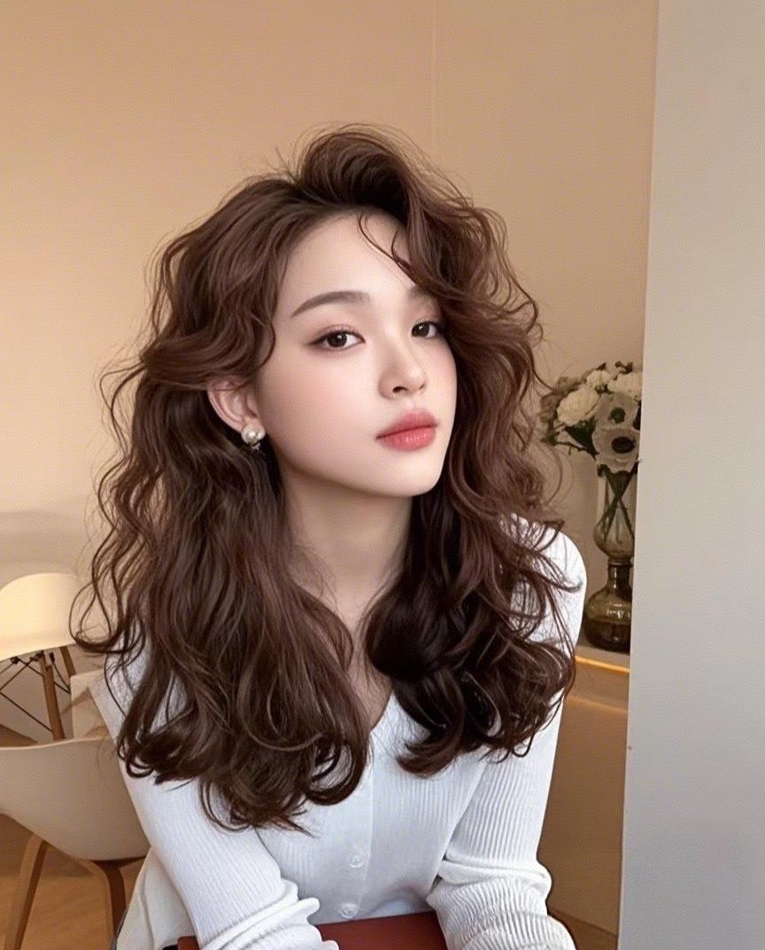 中长发烫发是近年来非常流行的发型选择,尤