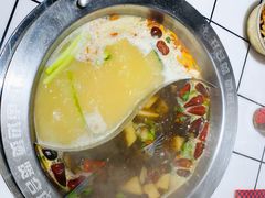 菌汤鸳鸯锅-喜悦小串丹东小黄牛海鲜烧烤大排档(民主广场店)