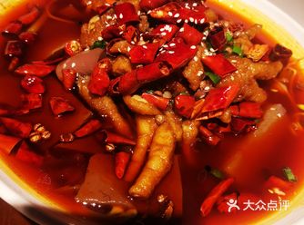 新出的橙V券足够4人份神仙鸡是第二次吃不如第一次惊艳酱油量多苦了些锅底的猪蹄反而好评毛血旺是鸭血和鸡爪也是偏咸还是更喜欢传统的毛血旺鸡爪不好吃太辣沙拉爽口白萝卜带奶味不算太搭配扣肉很不错肥肉不多梅菜底很香很下饭