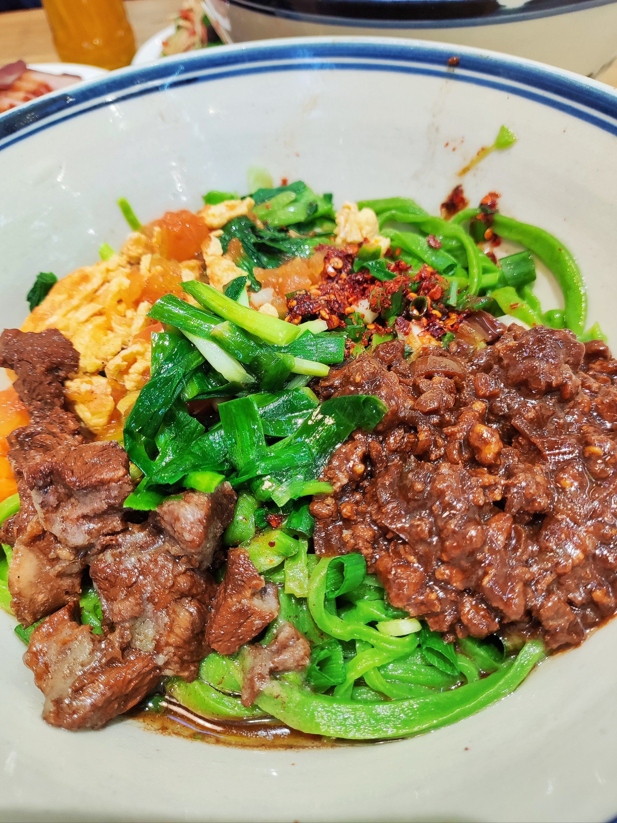 n
♐「招牌四合一」,手擀菠菜面🍜,颜色碧绿清爽