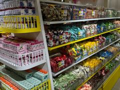 -咻啵翔翔零食基地(万达广场店)