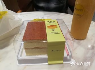 他家环境不错，点个蛋糕和饮品可以去二楼坐一会聊聊天