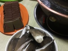 -洞庭洲·防空洞火锅·烧烤·铜锅涮肉(新百广场店)