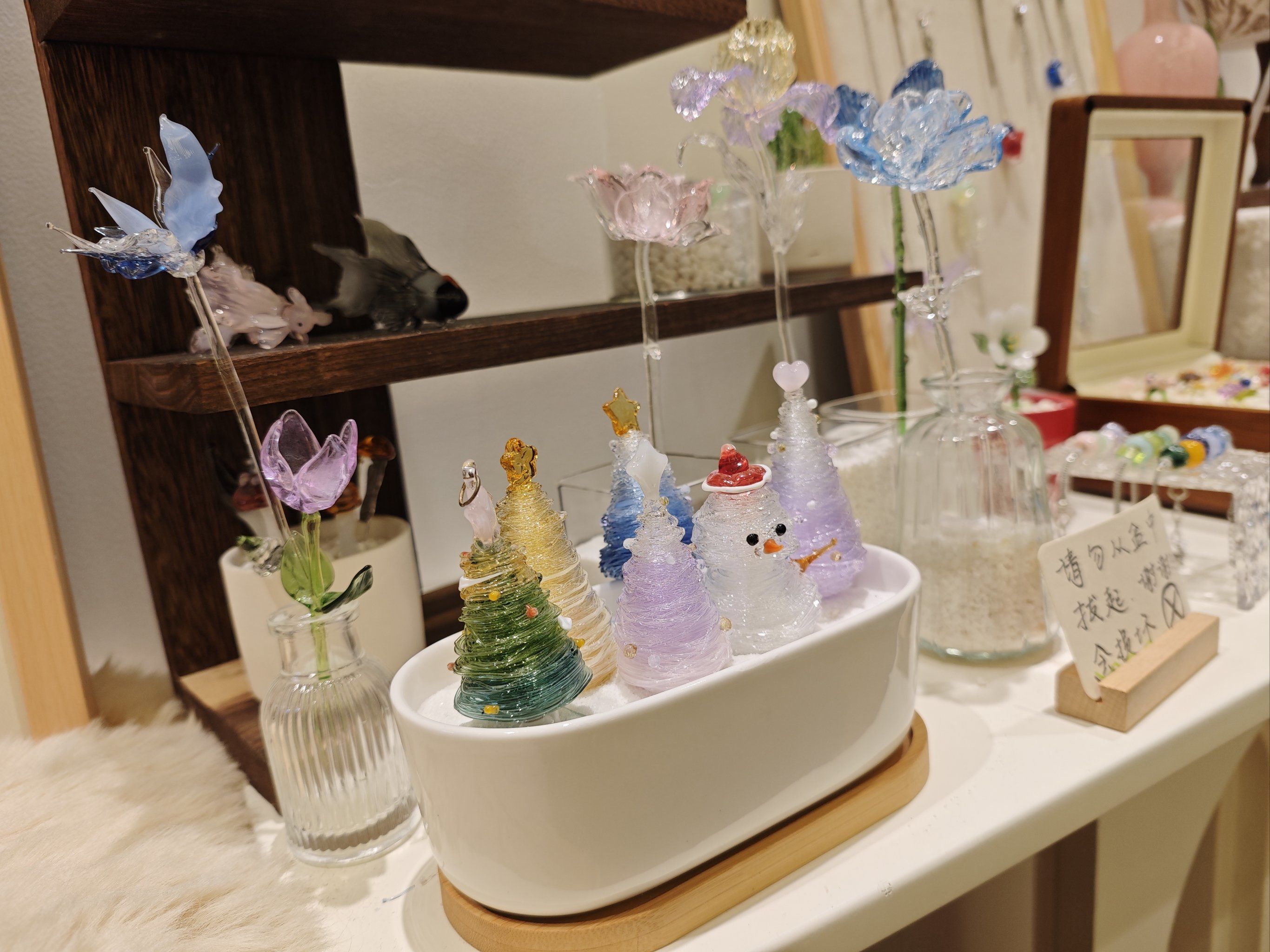 哈哈 第一次玩玻璃器皿的手工制作 太有意思了 比橡皮泥难 但性质和它