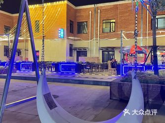这是附近比较好的散步场地了，吃饭的选择也比较多
