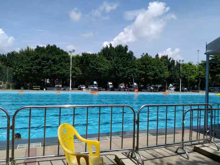 星晖园游泳池位于沥滘南洲路,在星晖园楼盘小区外.