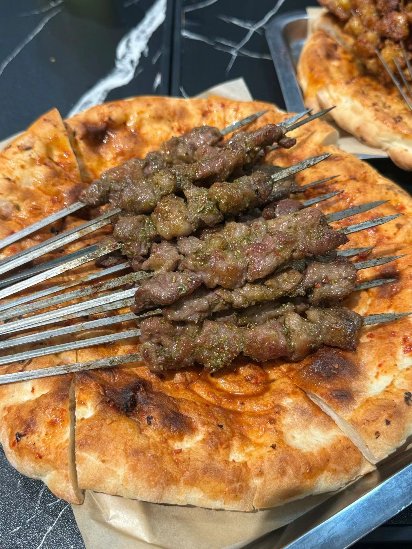 烤肉配合馕是新口味,馕一定要先烤热一些