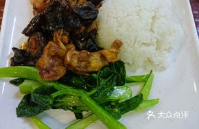 Braised Chicken Thigh with Dried Mushrooms and Wood Ear Fungus