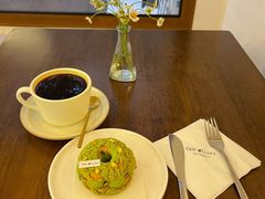 开心果树莓泡芙-Ten Olives甜点