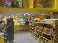 -咻啵翔翔零食基地(万达广场店)