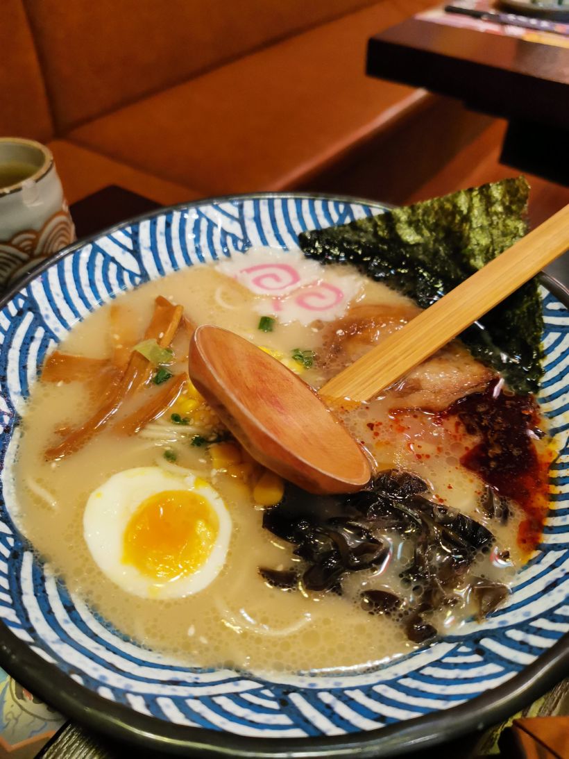 鲜熬豚骨地狱乌冬面^这个有点辣,是细细的乌冬,不是粗的那种.