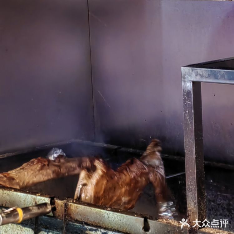 夏天的夜里吃着碳烤羊腿、喝着冰镇饮料美滋滋哇