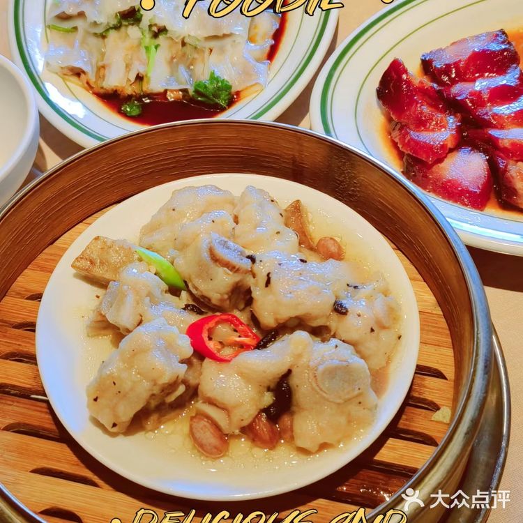肠粉是招牌菜,我比较喜欢吃鲜虾肠粉,鲜虾还挺多的