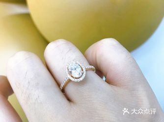 这款钻戒透露的不俗气的贵气叫我欲罢不能