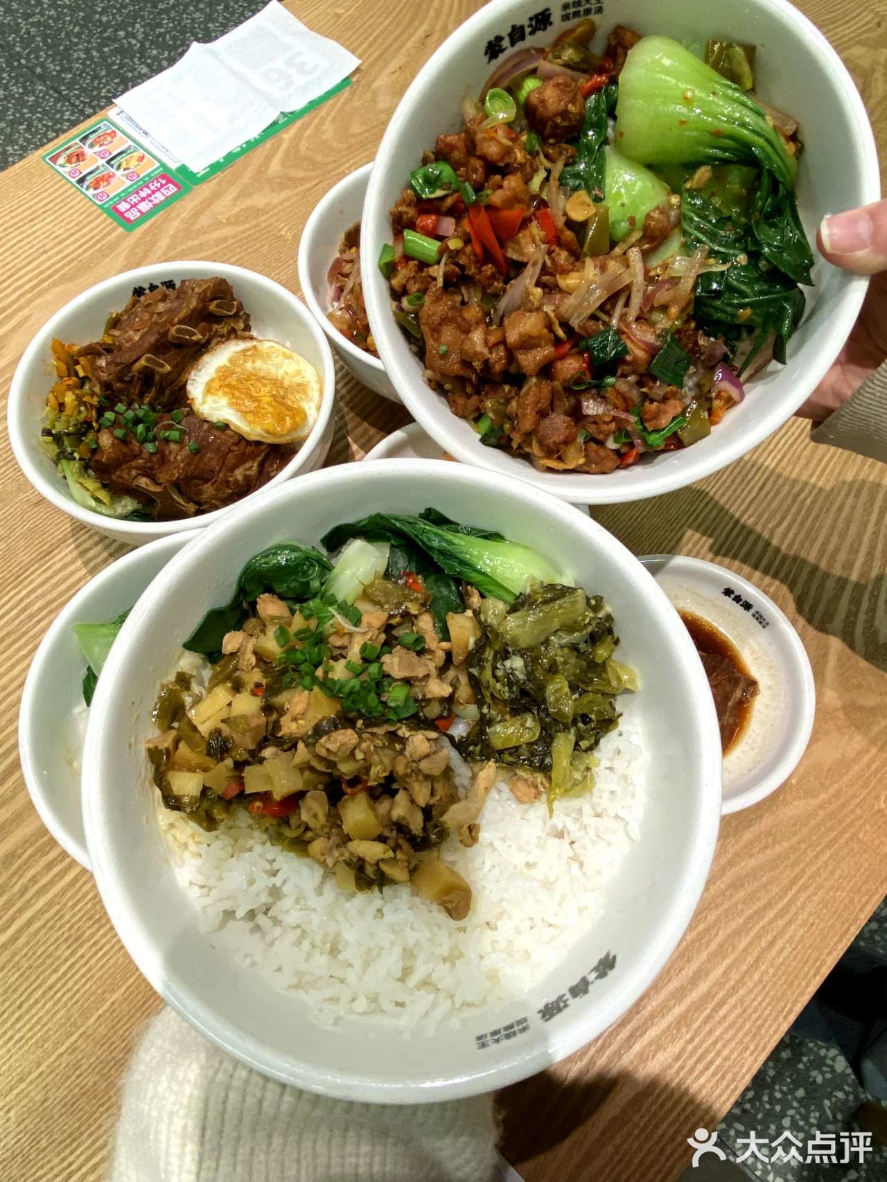 "探秘蒙自源，享受美食之旅！🍜🍲"  